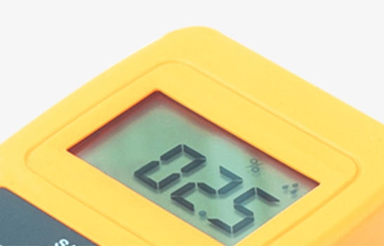 Handheld moisture meter for food display