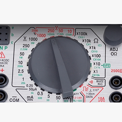 Pocket analog multimeter with manual range selection